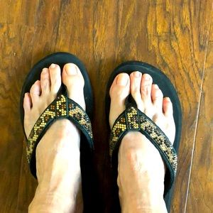 Glitter flops in black / tiger print